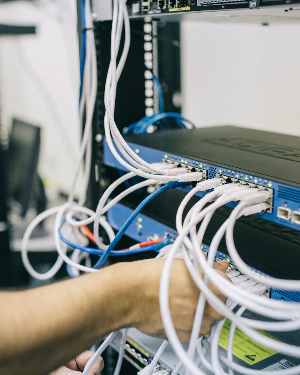 Engineer checking server and system status, 系统联调与保障