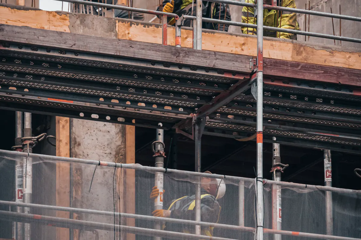 Construction crew building on site, 现场搭建