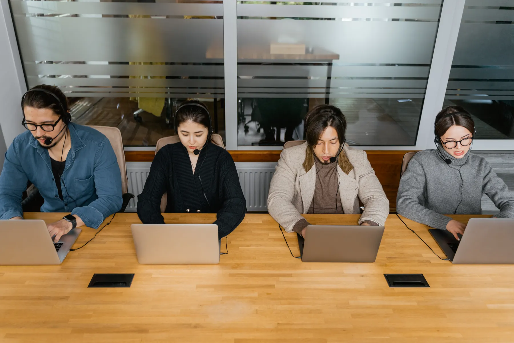 办公团队使用笔记本电脑的场景示意图