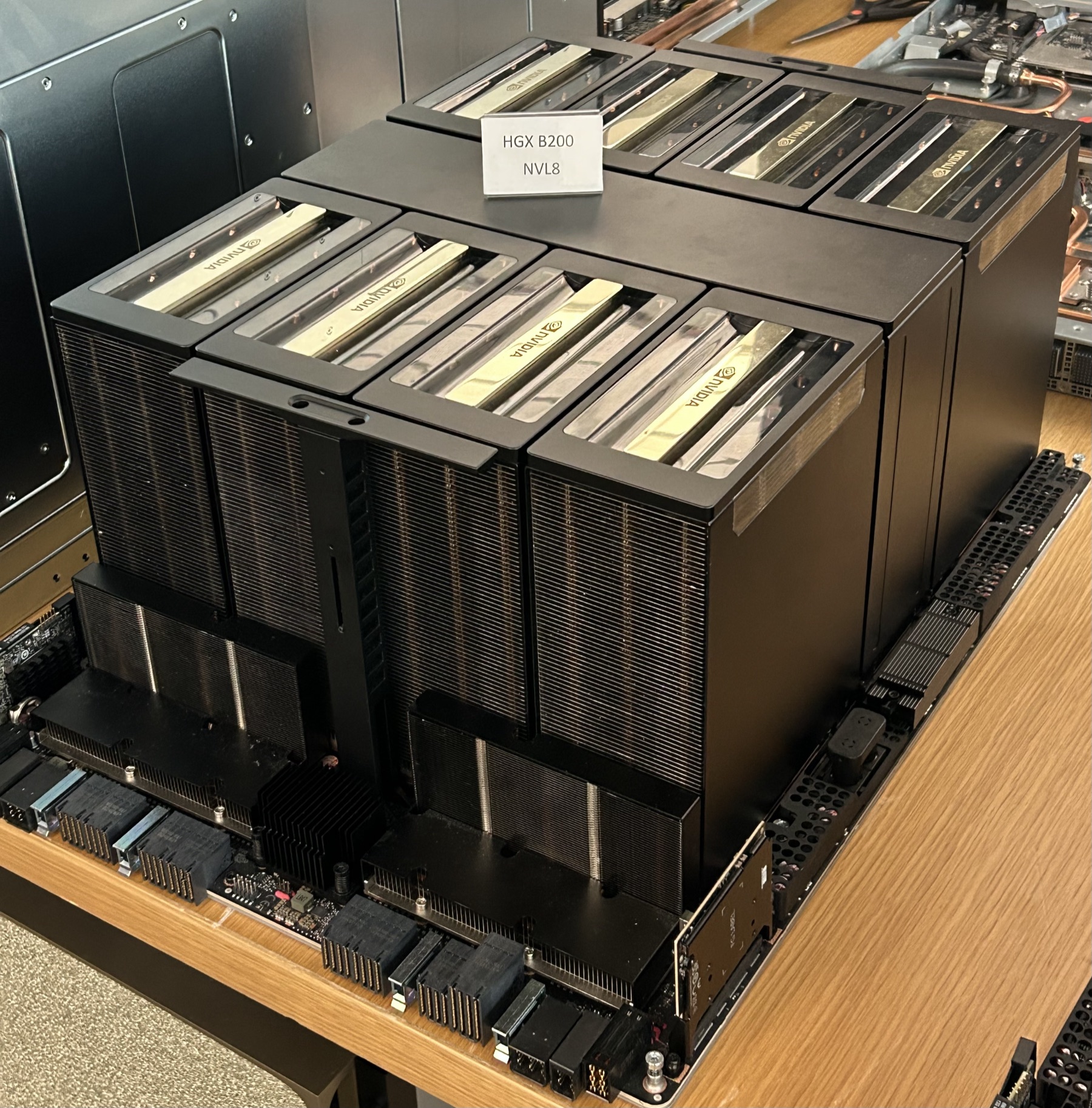 NVIDIA HGX B200多GPU计算板与散热结构的展品照片