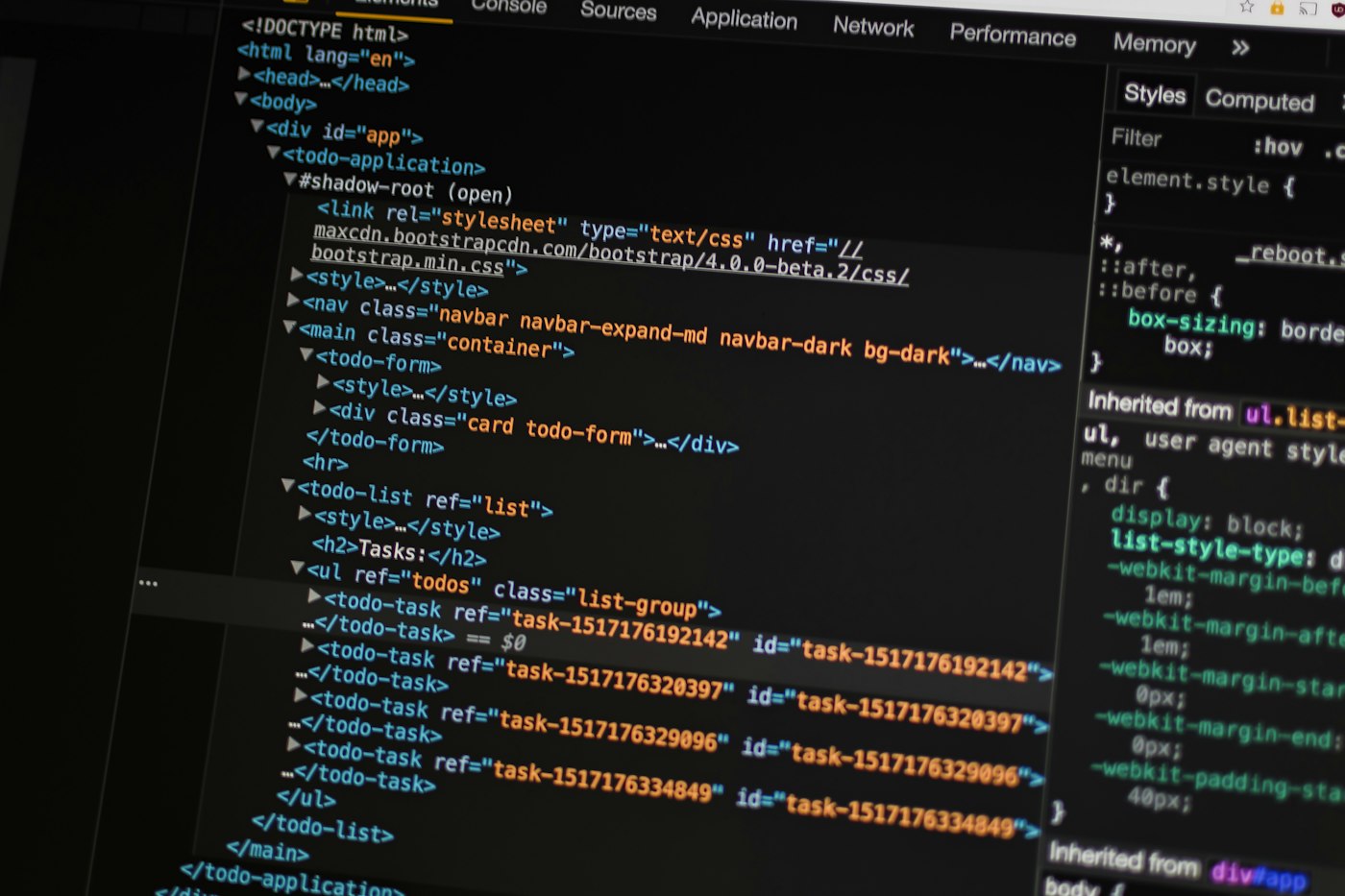 行业软件开发：HTML / 部署流水线在深色终端中编写
