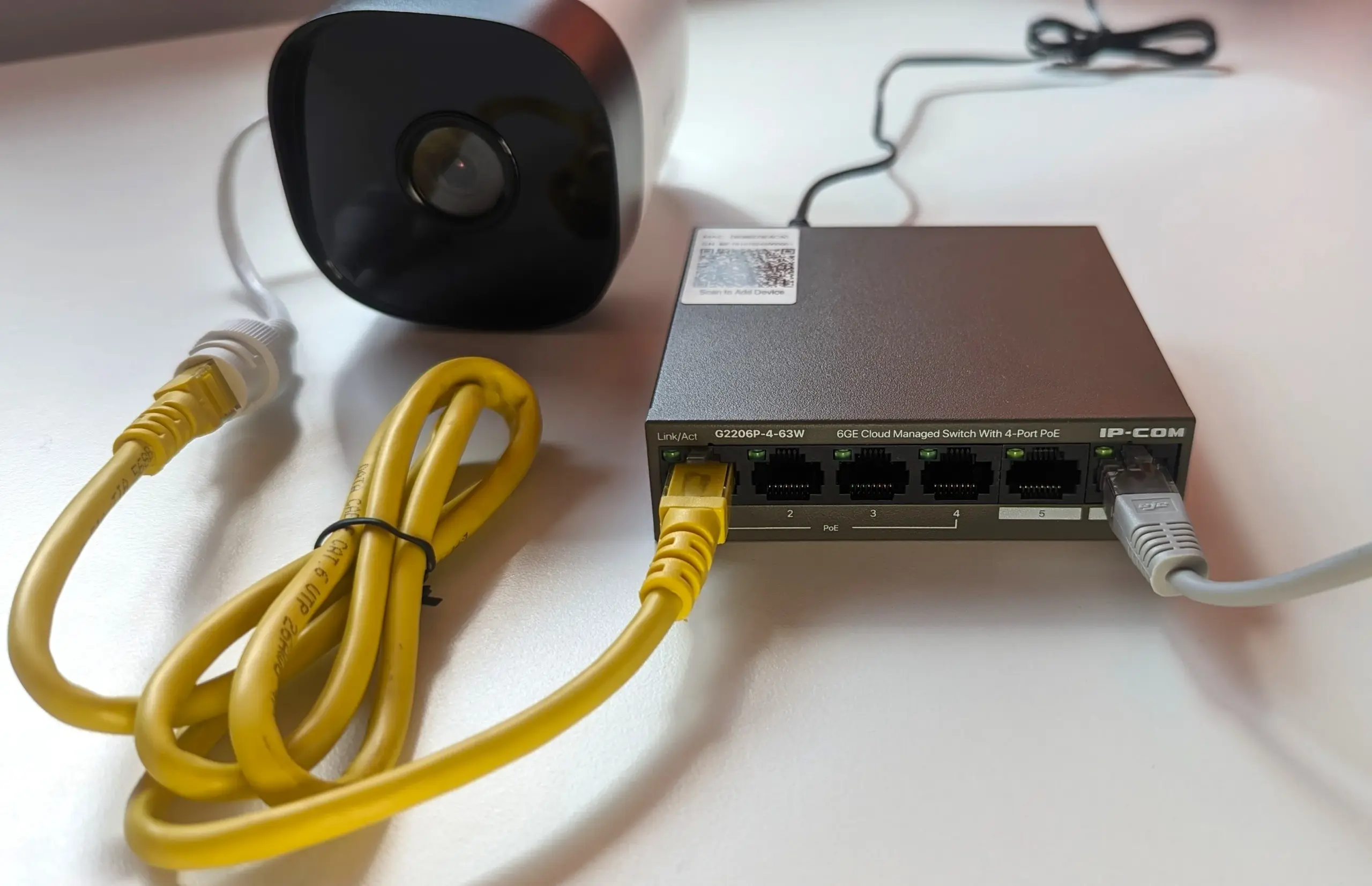 PoE交换机和网络摄像机实物(IP-COM,非文中预算示例型号) / Real IP-COM PoE switch and camera, not the budget example model