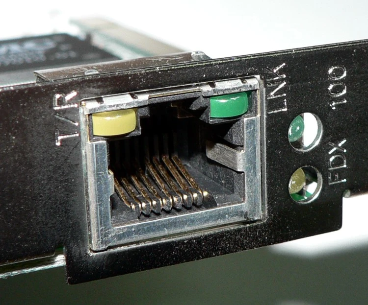 网卡上的真实 RJ45 接口,部署前需检查域控实际使用的上联网卡