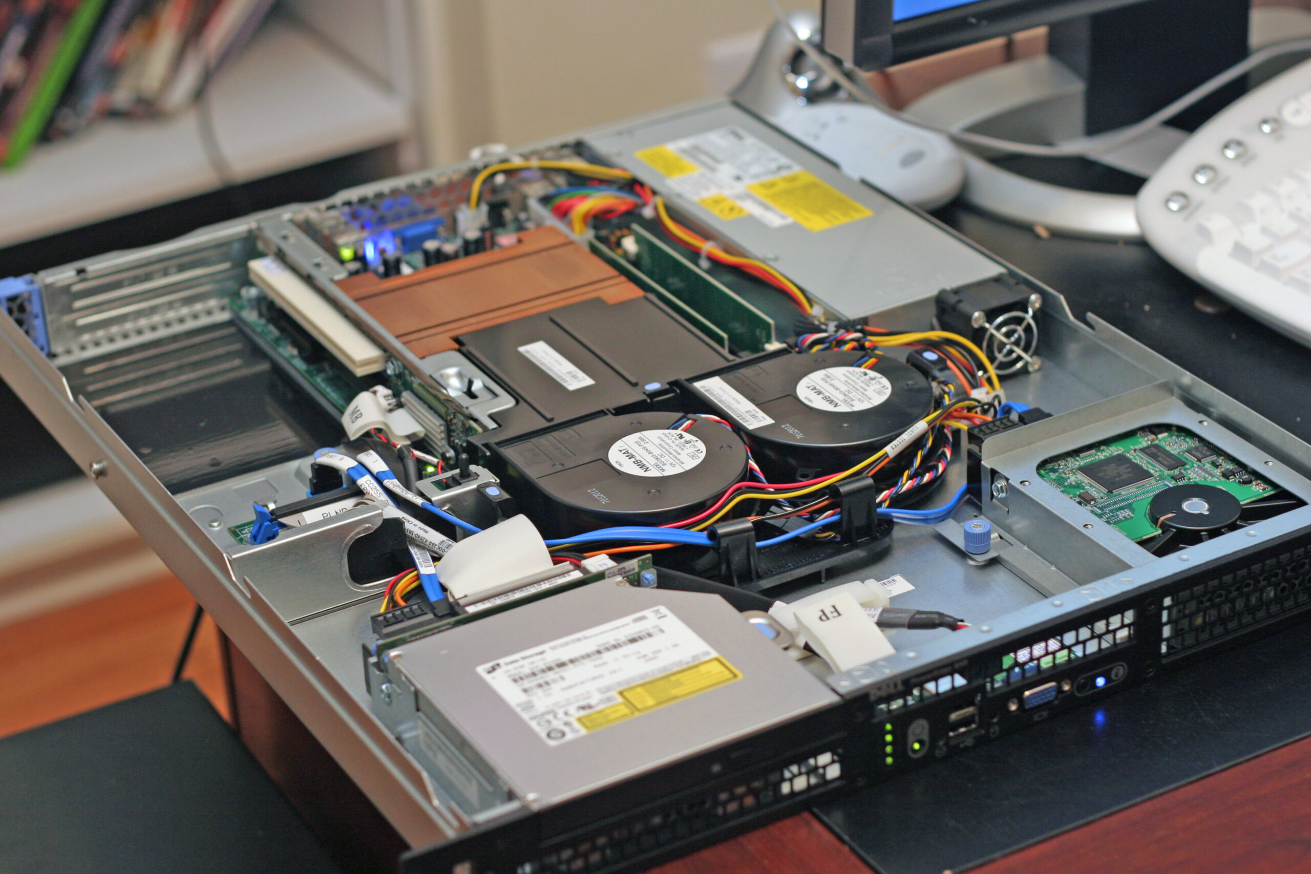 Dell PowerEdge 850 interior and rear connections illustrate physical checks beyond the operating system