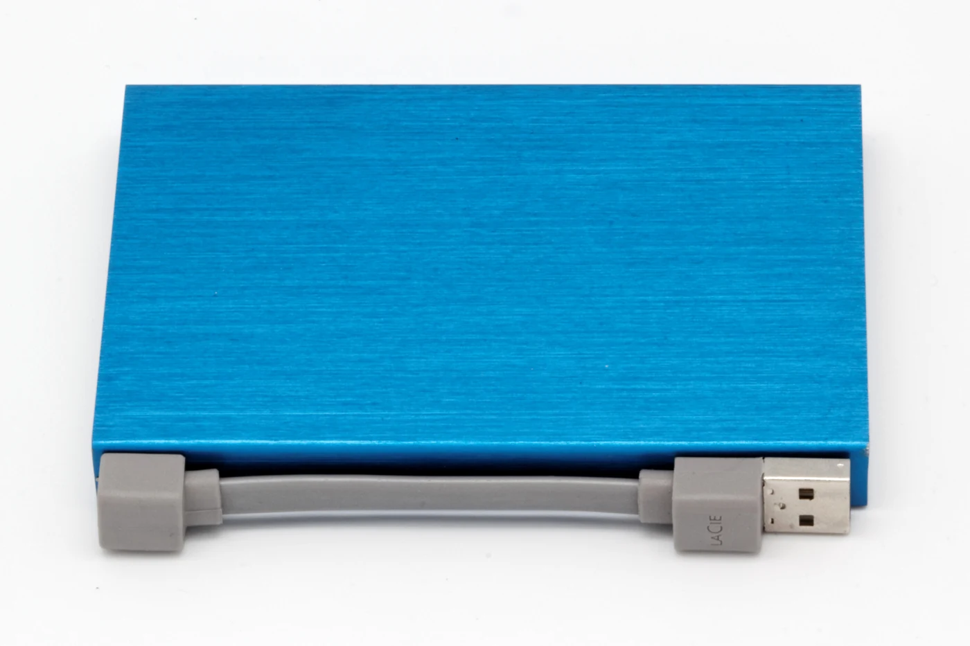 LaCie 外置硬盘及 USB 连接线的真实照片,展示可分离存储介质