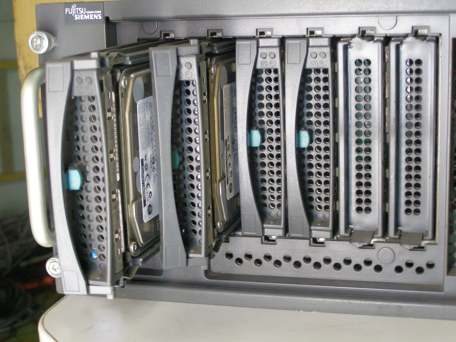 Hot-swap hard-drive bays in an FSC Primergy TX200 S2 server