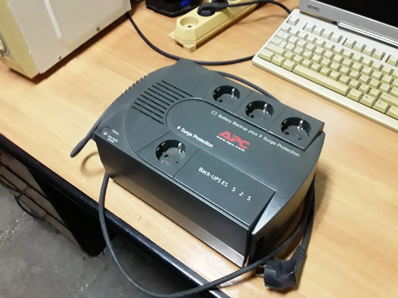 APC Back-UPS ES525 实拍,可见电池备援和仅浪涌保护插座的不同标识